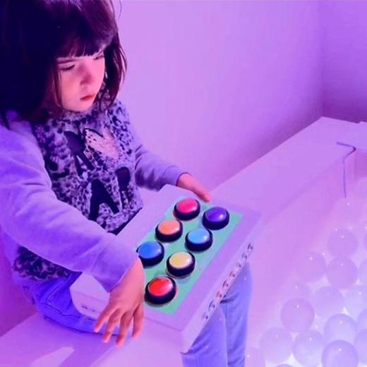 Sala sensorial y cognitiva niña en la sala sensorial